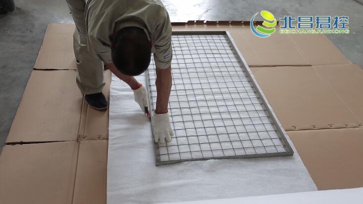 安装初效过滤棉