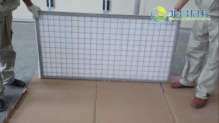 安装初效过滤棉